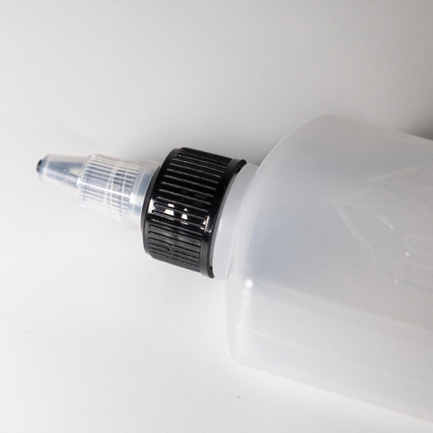 White Oil Dispenser Bottle With Leakproof Design