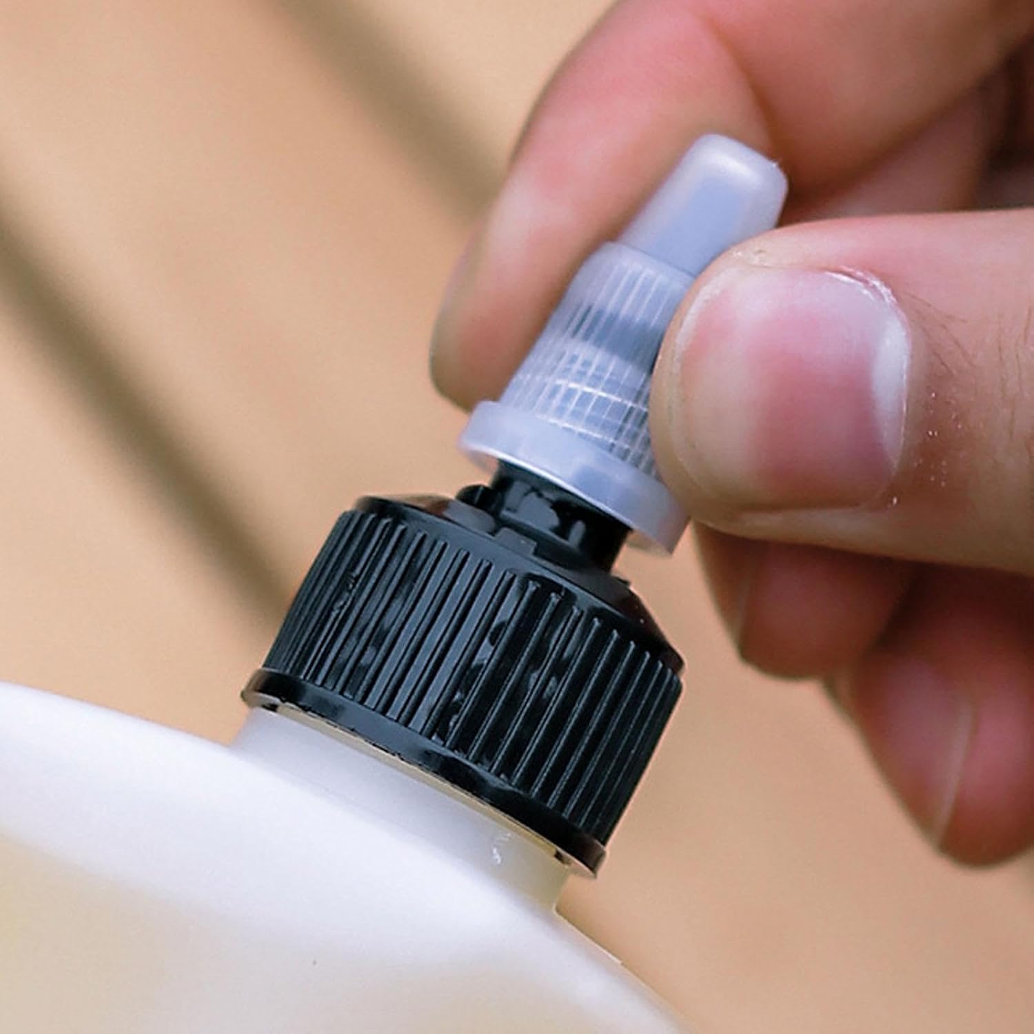 White Oil Dispenser Bottle With Leakproof Design