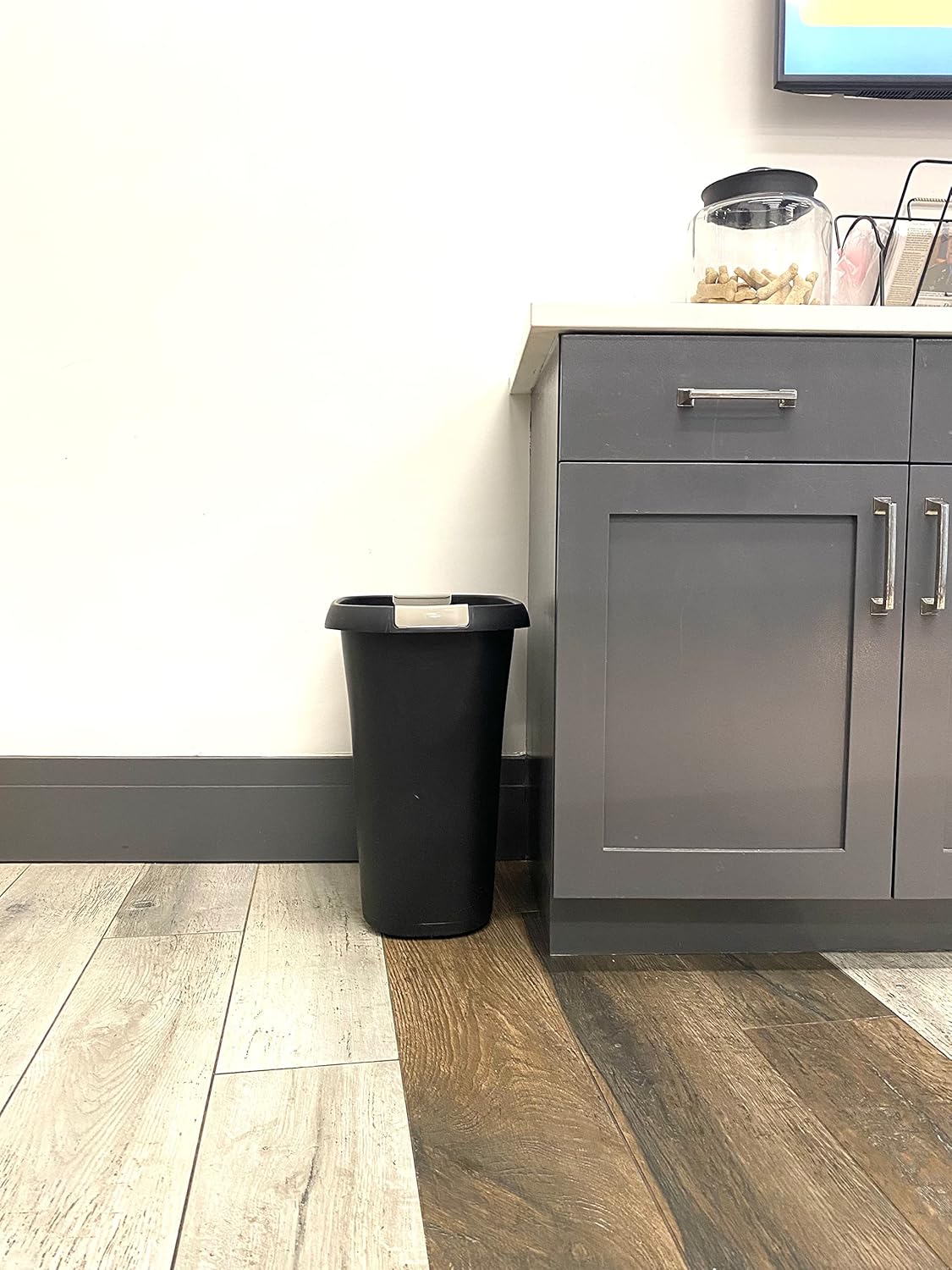 Rubbermaid Open Waste Basket 32-Court8-Gallon Black